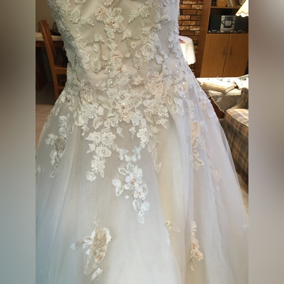 Wedding dress - Picture 10 of 16